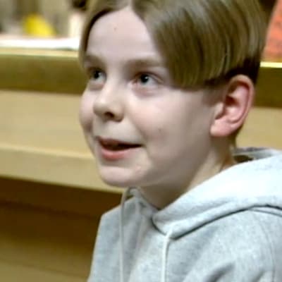 Ari Koivunen 14-vuotiaana nuorten kulutusta käsittelevästä uutisraportissa 1998.