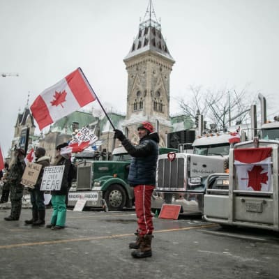 Rekkakuskit jatkavat koronarajoituksia vastustavaa mielenilmaustaan Kanadan pääkaupungissa Ottawassa.