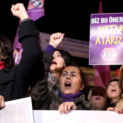 Lakiehdotusta vastaan osoitettiin mieltä Taksimin aukiolla perjantaina.