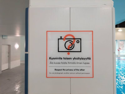 Kuopion Kuntolaakson uimahallin kyltti, jossa sanotaan "kunnioita toisen yksityisyyttä, älä kuvaa toista ihmistä ilman lupaa". 