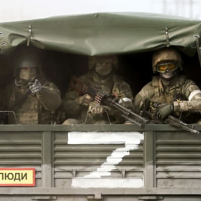 Ryska soldater på ett lastbilsflak. På bilen en stor Z-bokstav.