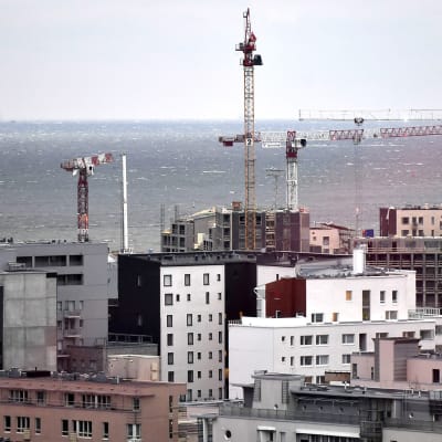 Rakenteilla olevia kerrostaloja ja nostokurkia Jätkäsaaressa