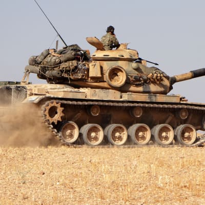 Turkkilaiset sotilaat ajavat m60-panssarivaunua 14. lokakuuta.