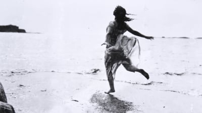 Dansaren Maggie Gripenberg dansar på klipporna i Brunnsparken i Helsingfors.