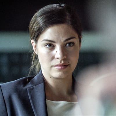 Claudia i danska dramaserien Bedrägeriet.