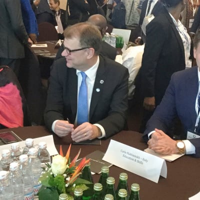 Pääministeri Sipilä Norsunluurannikolla EU:n ja Afrikan maiden päättäjien sekä nuorten tapaamisessa. Oikealla Suomea edustava nuorisodelegaatti Tuomas Tikkanen. 