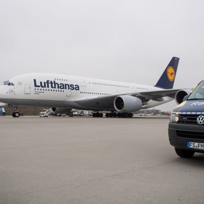 Lufthansan lentokone Münchenin kentällä.