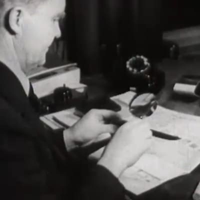 Työntekijä pöytänsä ääressä Rikostutkimuskeskuksessa (1947)