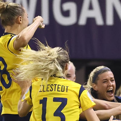 Linda Sembrant omfamnas efter segermålet mot Belgien.