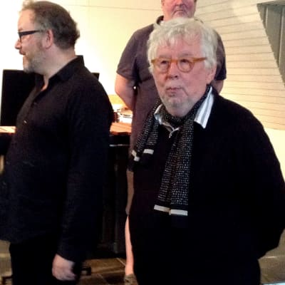 Tyytyväiset pianisti Nicolas Hodges, säveltäjä Sir Harrison Birtwistle (oikealla), konsertin jälkeen 2.7.2015 Viitasaaren kappelissa.