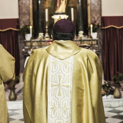 Paavi Franciscus lupasi puuttua pedofiliaepäilyihin kovalla kädellä. Uusia tapauksia tulee yhä ilmi.