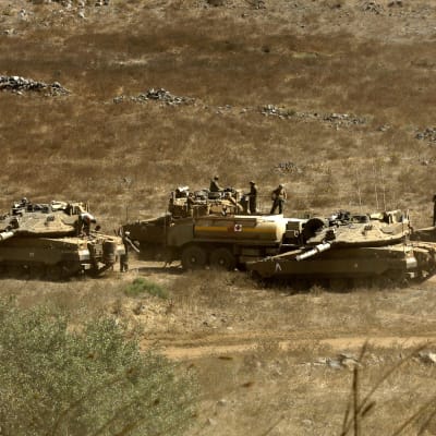 Israelin sotilaita ja panssarivaunuja Golanin kukkuloilla.