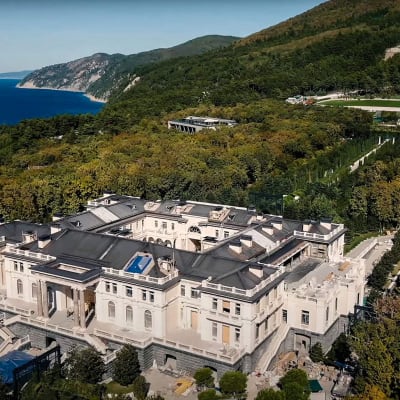 Mustanmeren rannalla sijaitsevasta valtava palatsi.