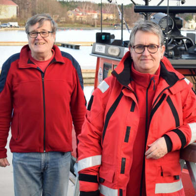 Calle Storm och framför frivilliga sjöräddningens båt.