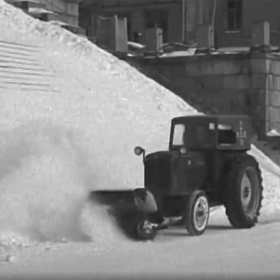 Lunta ajetaan Helsingin Senaatintorilla (1958).