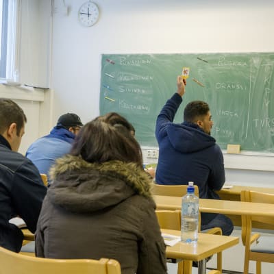 Suomenkielen oppitunti menossa Hennalan vastaanottokeskuksessa.
