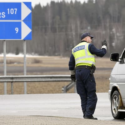 Polis undersöker skåpbil vid Nylands gräns