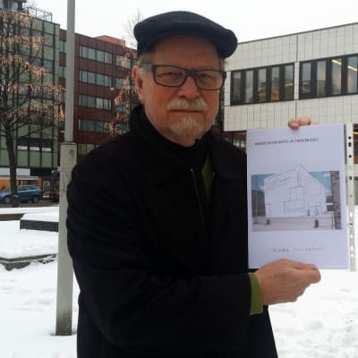Risto Junnilainen ja ehdotus taidemuseoksi kirjaston edustalle.