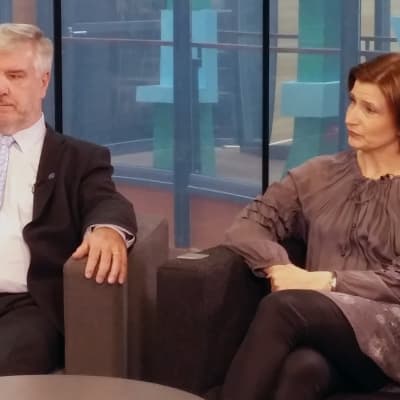 Toimi Kankaanniemi (ps.) ja Susanna Huovinen (sd.) Yle Jyväskylän Nettistudiossa.