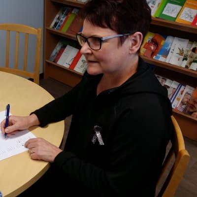 Syöpäyhdistysten periytyvyysneuvonnassa täytetään sukupuu, jossa kartoitetaan mitä syöpää suvussa on kenelläkin ollut.