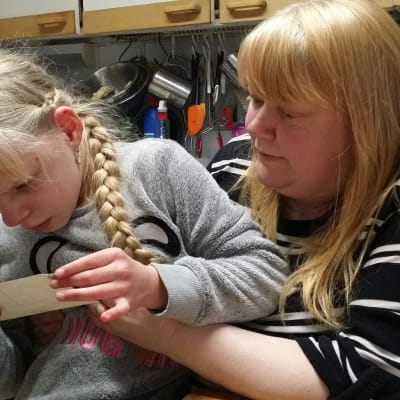 Tuija on alkanut kiinnostua omasta keskostaustaan ja tutkii vauvakuvia tarkkaan.