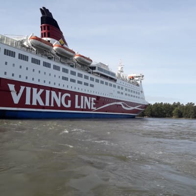 Viking Linen M/S Amorella Järsön saaren rannassa Ahvenanmaalla.
