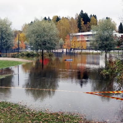 Kirkkojärven koulun viereinen leikkipuisto jäi veden alle Espoossa keskiviikkona 11. lokakuuta