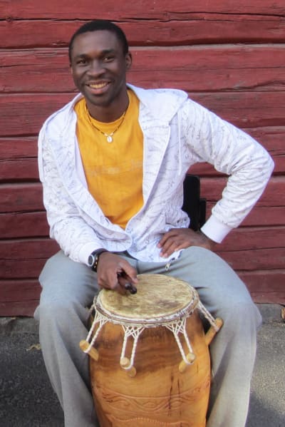 Carina Engström och Francis Oyeyiola deltar i festivalen för Afrikans kultur i Vasa