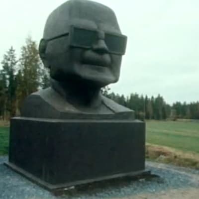 Kansantaiteilija Matias Keskisen tekemä patsas Urho Kekkosesta