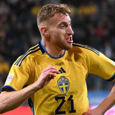 Dejan Kulusevski och Jaka Bijol i en kamp om bollen.