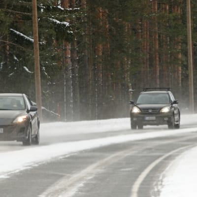 autoja talvisella tiellä