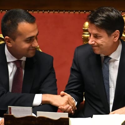 Italian pääministeri Giuseppe Conte ja ulkoministeri Luigi di Maio kättelevät.