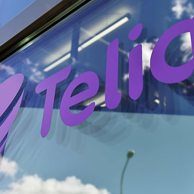 Telia-logga på ett fönster.