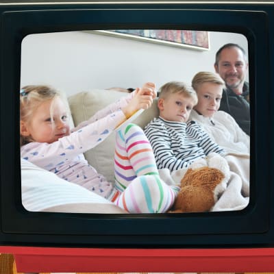 Barnfamilj tittar på gamla barnprogram