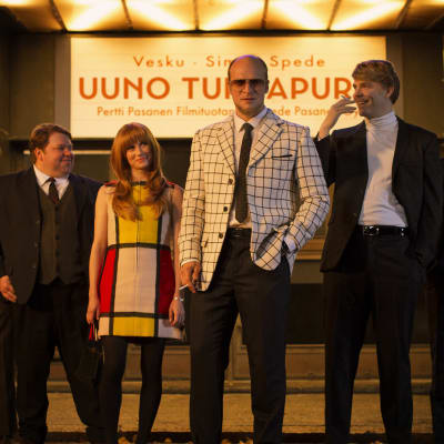Riku Nieminens Spede och hans närmaste gäng står utanför en biograf som kör en Turhapuro-film.