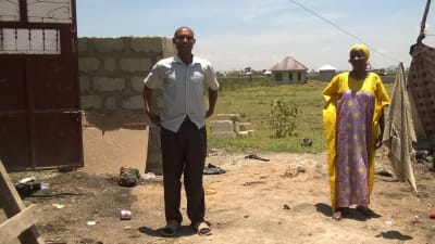 Hassan och hans familj har fått en solpanel installerad på hustaket och har för första gången elektricitet hemma.