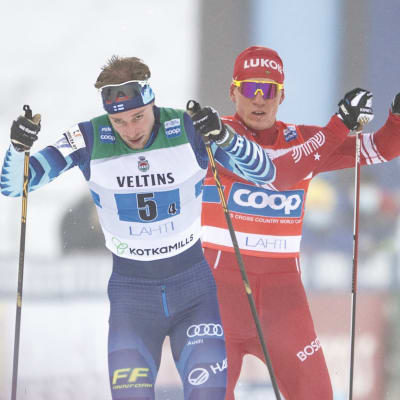 Joni Mäki åker stafett och blir slagen av Bolsjunov.