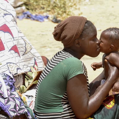Kvinna och barn på flyktingläger i Nigeria