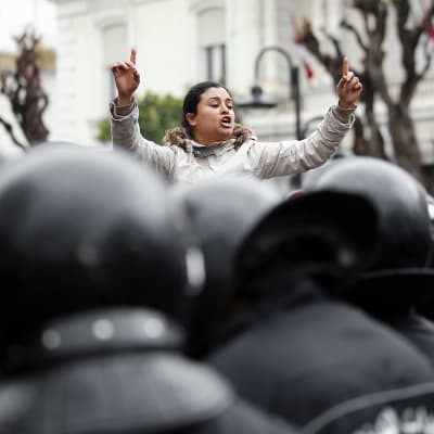 Mielenosoittajia ja mellakkapoliiseja Tunisissa.