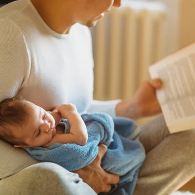 Vauvalle luetaan kirjaa.