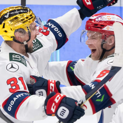 HIFK-spelare firar ett mål tillsammans.