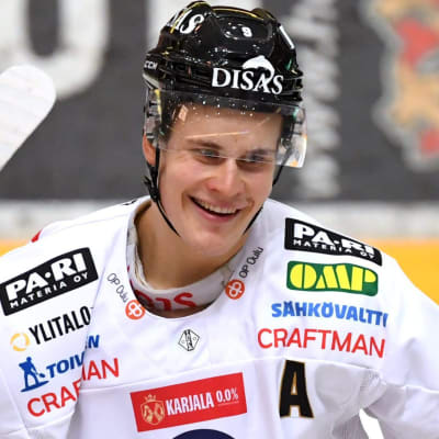 Jesse Puljujärvi blir gratulerad efter mål i Kärpät.