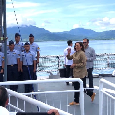 Yhdysvaltain varapresidentti Kamala Harris vierailemassa filippiinien laivaston aluksella.