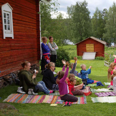 Satujoogaa Rovaniemen kotiseutumuseolla nukketeatteriesityksen päätteeksi.