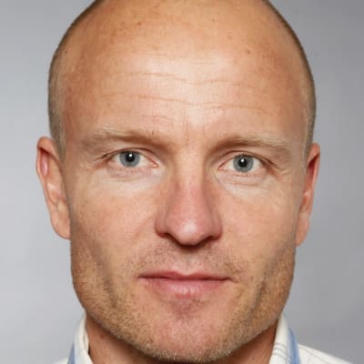 Juha-Pekka Triipponen, en man med skäggstubb och blåvitrutig skjorta.
