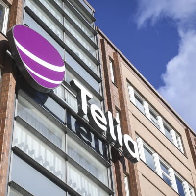 Telian logo talon seinässä