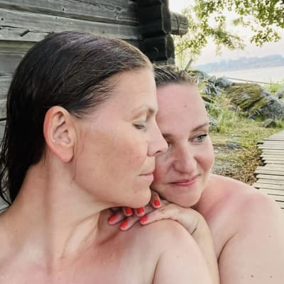 Näyttelijät Eeva Soivio ja Nelly Juulia Kärkkäinen saunan jälkeen vierekkäin, kasvokuva.