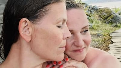 Näyttelijät Eeva Soivio ja Nelly Juulia Kärkkäinen saunan jälkeen vierekkäin, kasvokuva.