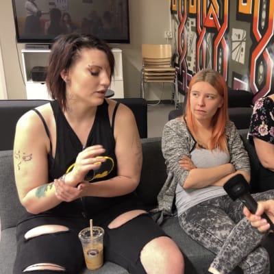 Clarissa Valkeapää, Elena Riekkinen, Christina Valkepää istuvat nuorisotilan sohvalla Jarno Kajovan haastattelussa. 