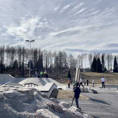 Yleiskuva Kajaanin urheiluhallin vieressä sijaitsevalta skeittiparkilta.